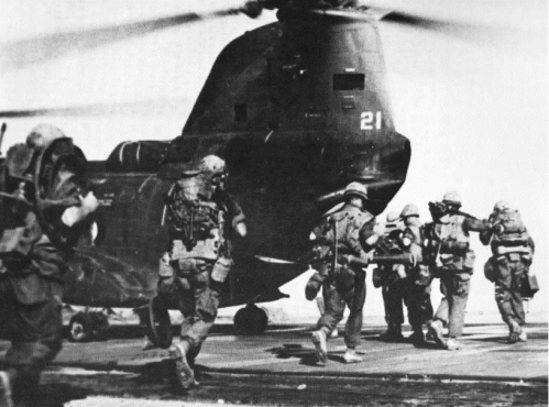 Guerre du Vietnam, opération Buffalo Buffalo-marines-of-3rd-9th-board-a-ch-46-to-assist-1st-9th-around-con-thien-on-2-july