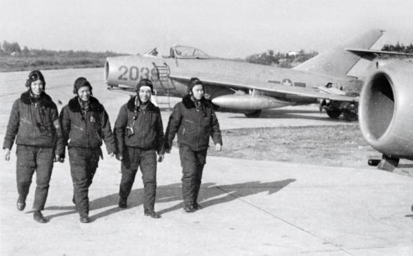 Vpaf pilots with mig 17s